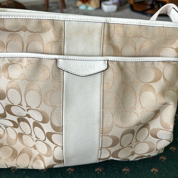 Coach canvas signature bag, bees, trimmed in white, leather cross bodwitj tag - Picture 2 of 10